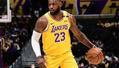  詹姆斯率湖人逆转勇士，附加赛悬念持续升温  