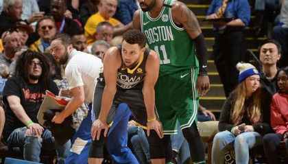  勇士客场力克凯尔特人，库里爆砍四十五分率队连胜  