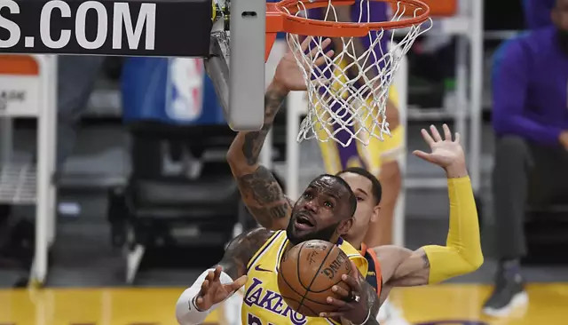  库里三分绝杀雷霆迎五连胜  