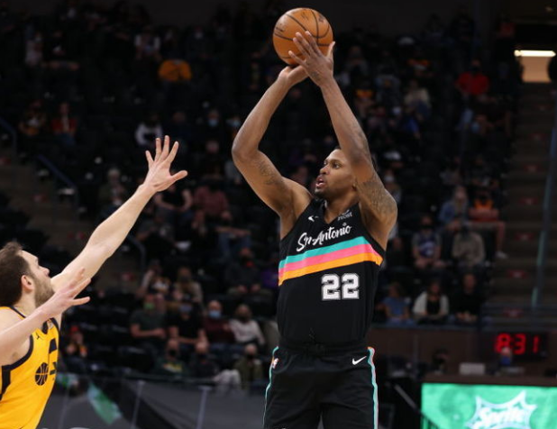  莫兰特突破无解砍高分，灰熊力克马刺夺四连胜  